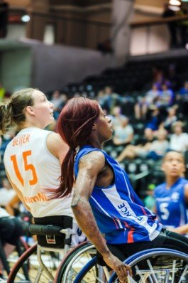 Portrait von einem vollbärtigen Mann mit kurzen Haaren, der in die Kamera lächelt. Er trägt ein Shirt mit einem Fahrrad.