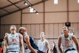  Portrait von einem vollbärtigen Mann mit kurzen Haaren, der in die Kamera lächelt. Er trägt ein Shirt mit einem Fahrrad.