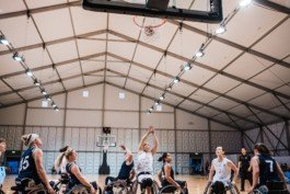 Portrait von einem vollbärtigen Mann mit kurzen Haaren, der in die Kamera lächelt. Er trägt ein Shirt mit einem Fahrrad.
