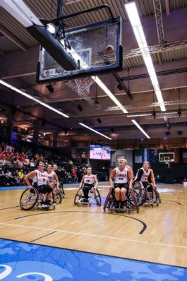Portrait von einem vollbärtigen Mann mit kurzen Haaren, der in die Kamera lächelt. Er trägt ein Shirt mit einem Fahrrad.