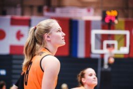 Portrait von einem vollbärtigen Mann mit kurzen Haaren, der in die Kamera lächelt. Er trägt ein Shirt mit einem Fahrrad.