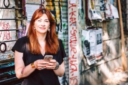 Portrait von einem vollbärtigen Mann mit kurzen Haaren, der in die Kamera lächelt. Er trägt ein Shirt mit einem Fahrrad.