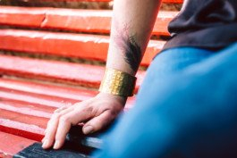 Portrait von einem vollbärtigen Mann mit kurzen Haaren, der in die Kamera lächelt. Er trägt ein Shirt mit einem Fahrrad.