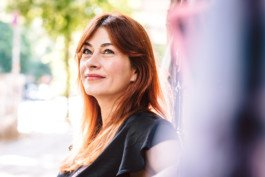 Portrait von Jessica, die nach oben schaut