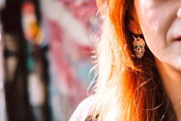 Portrait von einem vollbärtigen Mann mit kurzen Haaren, der in die Kamera lächelt. Er trägt ein Shirt mit einem Fahrrad.