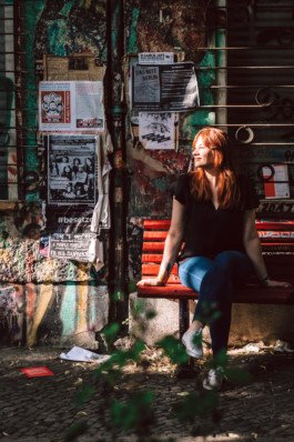 Portrait von einem vollbärtigen Mann mit kurzen Haaren, der in die Kamera lächelt. Er trägt ein Shirt mit einem Fahrrad.