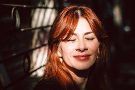 Portrait von einem vollbärtigen Mann mit kurzen Haaren, der in die Kamera lächelt. Er trägt ein Shirt mit einem Fahrrad.