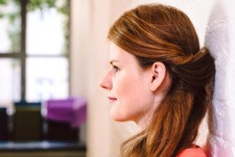 Portrait von einem vollbärtigen Mann mit kurzen Haaren, der in die Kamera lächelt. Er trägt ein Shirt mit einem Fahrrad.