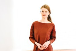 Portrait von einem vollbärtigen Mann mit kurzen Haaren, der in die Kamera lächelt. Er trägt ein Shirt mit einem Fahrrad.