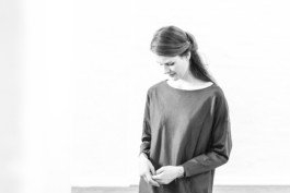 Portrait von einem vollbärtigen Mann mit kurzen Haaren, der in die Kamera lächelt. Er trägt ein Shirt mit einem Fahrrad.