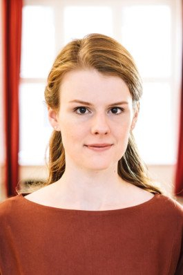  Portrait von einem vollbärtigen Mann mit kurzen Haaren, der in die Kamera lächelt. Er trägt ein Shirt mit einem Fahrrad.