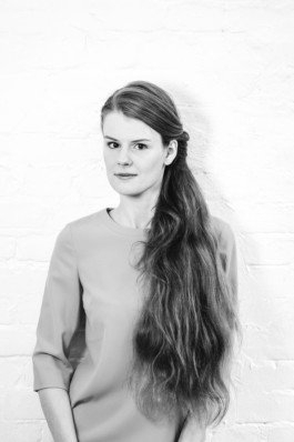 Portrait von einem vollbärtigen Mann mit kurzen Haaren, der in die Kamera lächelt. Er trägt ein Shirt mit einem Fahrrad.