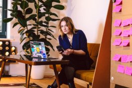 Portrait von einem vollbärtigen Mann mit kurzen Haaren, der in die Kamera lächelt. Er trägt ein Shirt mit einem Fahrrad.