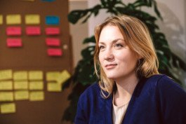 Portrait von einem vollbärtigen Mann mit kurzen Haaren, der in die Kamera lächelt. Er trägt ein Shirt mit einem Fahrrad.