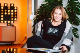 Portrait von einem vollbärtigen Mann mit kurzen Haaren, der in die Kamera lächelt. Er trägt ein Shirt mit einem Fahrrad.