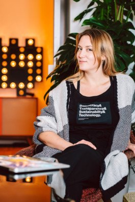 Portrait von einem vollbärtigen Mann mit kurzen Haaren, der in die Kamera lächelt. Er trägt ein Shirt mit einem Fahrrad.