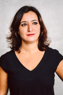  Portrait von einem vollbärtigen Mann mit kurzen Haaren, der in die Kamera lächelt. Er trägt ein Shirt mit einem Fahrrad.