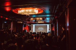  Portrait von einem vollbärtigen Mann mit kurzen Haaren, der in die Kamera lächelt. Er trägt ein Shirt mit einem Fahrrad.