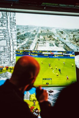  Portrait von einem vollbärtigen Mann mit kurzen Haaren, der in die Kamera lächelt. Er trägt ein Shirt mit einem Fahrrad.