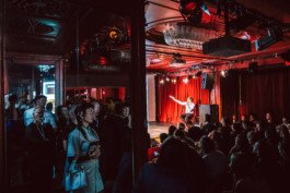  Portrait von einem vollbärtigen Mann mit kurzen Haaren, der in die Kamera lächelt. Er trägt ein Shirt mit einem Fahrrad.
