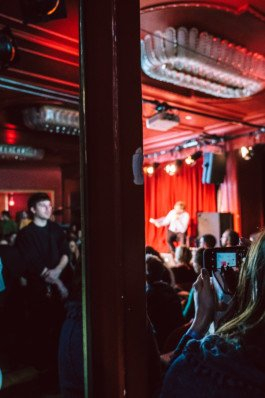  Portrait von einem vollbärtigen Mann mit kurzen Haaren, der in die Kamera lächelt. Er trägt ein Shirt mit einem Fahrrad.