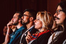  Portrait von einem vollbärtigen Mann mit kurzen Haaren, der in die Kamera lächelt. Er trägt ein Shirt mit einem Fahrrad.