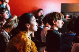  Portrait von einem vollbärtigen Mann mit kurzen Haaren, der in die Kamera lächelt. Er trägt ein Shirt mit einem Fahrrad.