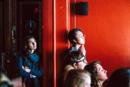  Portrait von einem vollbärtigen Mann mit kurzen Haaren, der in die Kamera lächelt. Er trägt ein Shirt mit einem Fahrrad.