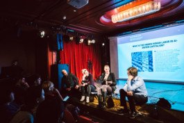  Portrait von einem vollbärtigen Mann mit kurzen Haaren, der in die Kamera lächelt. Er trägt ein Shirt mit einem Fahrrad.