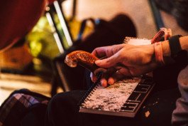  Portrait von einem vollbärtigen Mann mit kurzen Haaren, der in die Kamera lächelt. Er trägt ein Shirt mit einem Fahrrad.