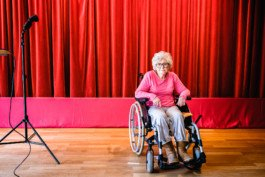 Portrait von einem vollbärtigen Mann mit kurzen Haaren, der in die Kamera lächelt. Er trägt ein Shirt mit einem Fahrrad.
