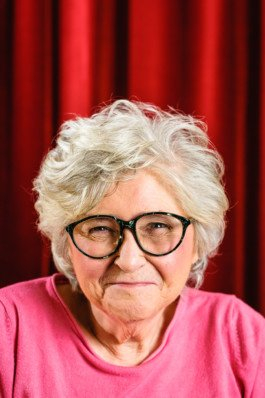  Portrait von einem vollbärtigen Mann mit kurzen Haaren, der in die Kamera lächelt. Er trägt ein Shirt mit einem Fahrrad.