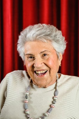 Portrait von einem vollbärtigen Mann mit kurzen Haaren, der in die Kamera lächelt. Er trägt ein Shirt mit einem Fahrrad.