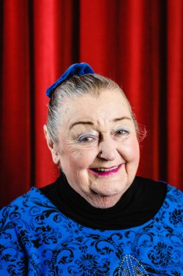 Portrait von einem vollbärtigen Mann mit kurzen Haaren, der in die Kamera lächelt. Er trägt ein Shirt mit einem Fahrrad.