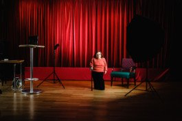 Portrait von einem vollbärtigen Mann mit kurzen Haaren, der in die Kamera lächelt. Er trägt ein Shirt mit einem Fahrrad.