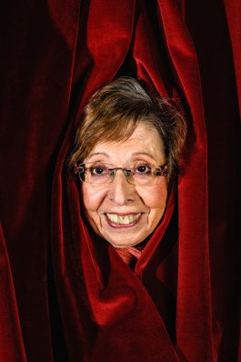 Portrait von einem vollbärtigen Mann mit kurzen Haaren, der in die Kamera lächelt. Er trägt ein Shirt mit einem Fahrrad.