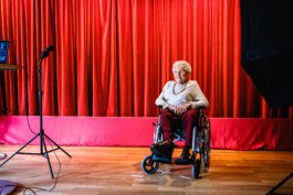 Portrait von einem vollbärtigen Mann mit kurzen Haaren, der in die Kamera lächelt. Er trägt ein Shirt mit einem Fahrrad.