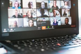  Portrait von einem vollbärtigen Mann mit kurzen Haaren, der in die Kamera lächelt. Er trägt ein Shirt mit einem Fahrrad.