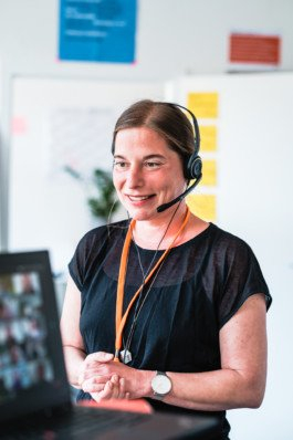  Portrait von einem vollbärtigen Mann mit kurzen Haaren, der in die Kamera lächelt. Er trägt ein Shirt mit einem Fahrrad.
