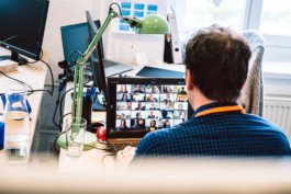  Portrait von einem vollbärtigen Mann mit kurzen Haaren, der in die Kamera lächelt. Er trägt ein Shirt mit einem Fahrrad.