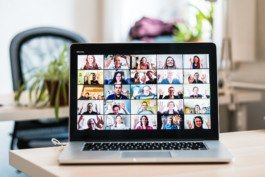  Portrait von einem vollbärtigen Mann mit kurzen Haaren, der in die Kamera lächelt. Er trägt ein Shirt mit einem Fahrrad.