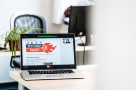  Portrait von einem vollbärtigen Mann mit kurzen Haaren, der in die Kamera lächelt. Er trägt ein Shirt mit einem Fahrrad.