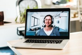  Portrait von einem vollbärtigen Mann mit kurzen Haaren, der in die Kamera lächelt. Er trägt ein Shirt mit einem Fahrrad.