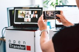  Portrait von einem vollbärtigen Mann mit kurzen Haaren, der in die Kamera lächelt. Er trägt ein Shirt mit einem Fahrrad.
