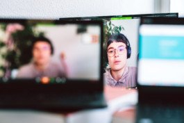  Portrait von einem vollbärtigen Mann mit kurzen Haaren, der in die Kamera lächelt. Er trägt ein Shirt mit einem Fahrrad.