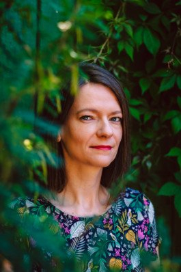  Portrait von einem vollbärtigen Mann mit kurzen Haaren, der in die Kamera lächelt. Er trägt ein Shirt mit einem Fahrrad.