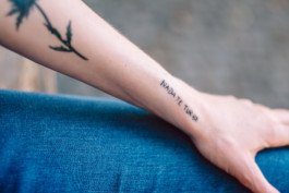 Portrait von einem vollbärtigen Mann mit kurzen Haaren, der in die Kamera lächelt. Er trägt ein Shirt mit einem Fahrrad.