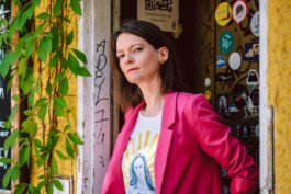 Portrait von einem vollbärtigen Mann mit kurzen Haaren, der in die Kamera lächelt. Er trägt ein Shirt mit einem Fahrrad.