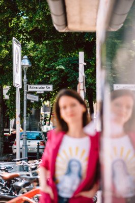 Portrait von einem vollbärtigen Mann mit kurzen Haaren, der in die Kamera lächelt. Er trägt ein Shirt mit einem Fahrrad.