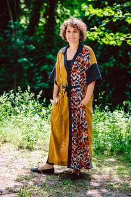 Portrait von einem vollbärtigen Mann mit kurzen Haaren, der in die Kamera lächelt. Er trägt ein Shirt mit einem Fahrrad.